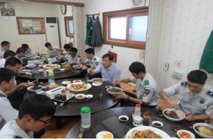 울진署 112타격대원, 짜장면 먹는 날 가져