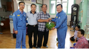 포항시 상대동 자매회사 피티엠, 경로당 수박 전달