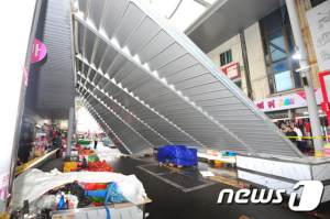죽도시장 아케이드 구조물 낙하