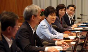 “정치, 정치인 잘 살라고 있는 거냐”