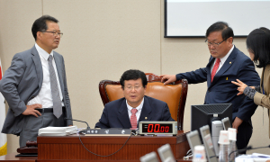 새누리 “설훈, 교문위원장직 사퇴해야”