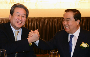 김무성-문희상 ‘손 잡고 함박웃음’