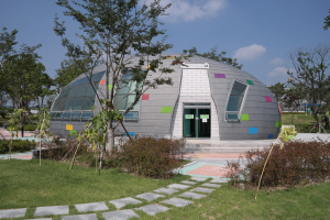 경주 동궁원 화장실 ‘예술작품’ 되다