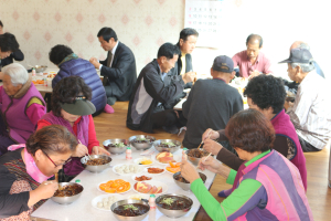 군위군 고로적십자봉사회, 가암1리 경로당서 자장면 봉사