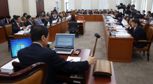 與野, 공무원연금법 안행위 상정 불발 신경전