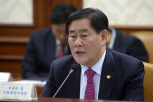 최경환 부총리,‘정규직 과보호’ 발언…엇갈린 반응