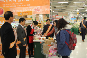 이마트, 우박피해 사과 팔아주기 ‘앞장’