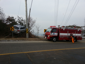 봉화서 절벽 끝에 걸린 車 구조