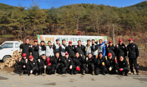 군위군, 땔감 나누기 행사…독거노인 등에 전달