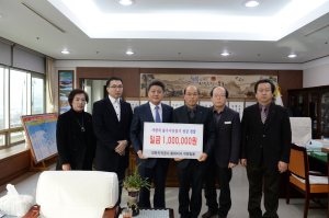 대한지적공사 봉화지사-톱텍, 군청에 성금 100만원 기탁
