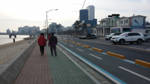 인도에 늘어진 전선…시민들 ‘꽈당’