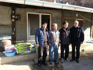 봉화군 우구치리 노인회, 박태석씨에 쌀 전달