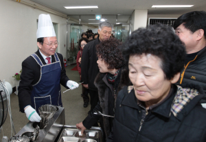 “어르신들, 맛있게 드시고 오래오래 사세요”