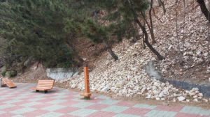 흘러내리는 환호공원 ‘돌무더기’