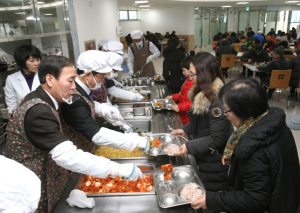 평생학습원, 어르신들 배식 봉사활동 펼쳐