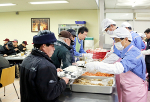 포항제철소, 설 맞이 무료급식소 배식 봉사